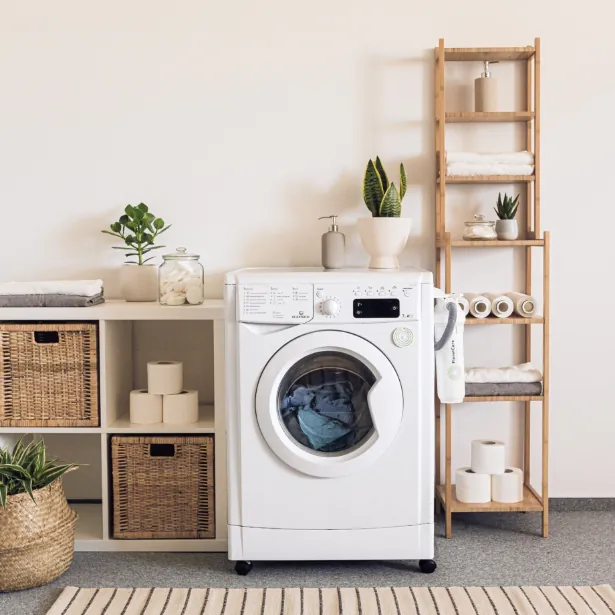 Services Une machine à laver dans une pièce